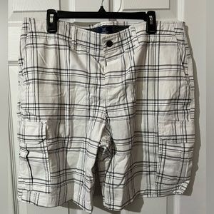 Men’s white with black lines cargo 10” inseam shorts